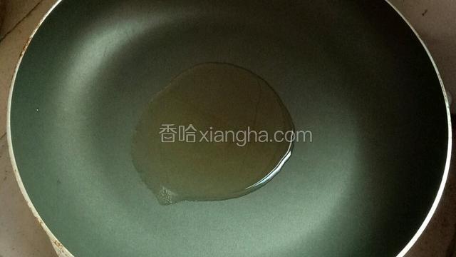 锅里下油，加至六成热。