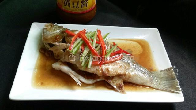 一条鲜美的黄豆酱蒸鱼大功告成。