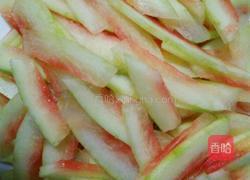 青红椒炒西瓜皮的做法图解1