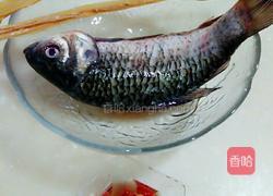 腐竹鲫鱼汤的做法图解1