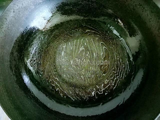 锅底倒少许油，抹开，油不需要多，只是防止面皮粘锅