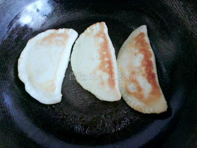 放入菜盒，中小火煎烤，一面烤上色再翻面