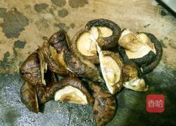 猪肉炖香菇的做法图解2