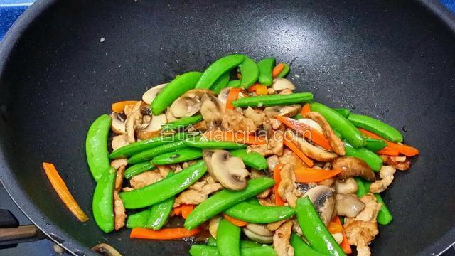 見到蘑菇開始軟身~聞到蘑菇香味濃郁~放入甘筍~甜豆~豬肉翻炒片刻~再放入紹酒~鷄粉~鹽翻炒均勻~即可上碟