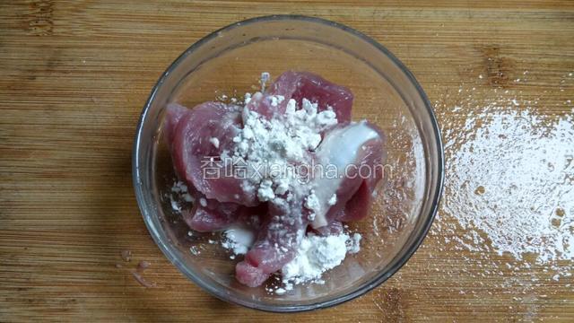 里脊肉切长条，调入盐跟淀粉腌15分钟。