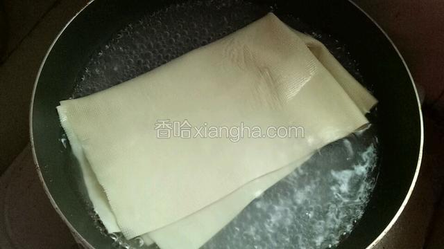 豆皮放进开水里煮熟捞出沥干水分。