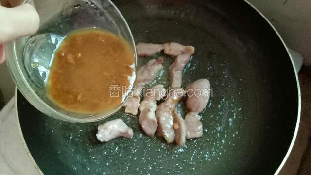 调入黄豆酱跟水，中火煮至收汁即可关火。