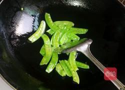 荷兰豆炒鱼丸的做法图解4