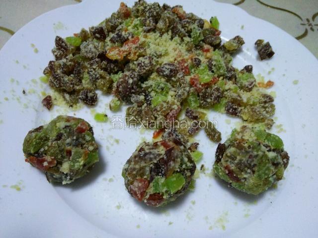 加入花生末，拌匀，用手直接团成团