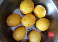老冰糖炖柠檬的做法图解1