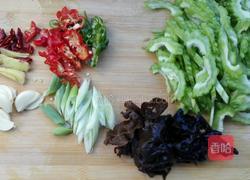 苦瓜炒木耳的做法图解1