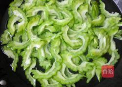 苦瓜炒木耳的做法图解2