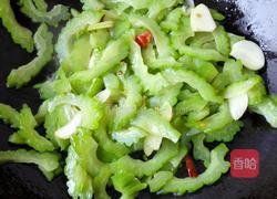 苦瓜炒木耳的做法图解5