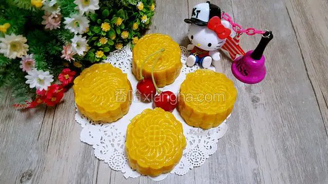熟了以后绿豆糕南瓜月饼就做好了！口感糯糯的甜甜哒！