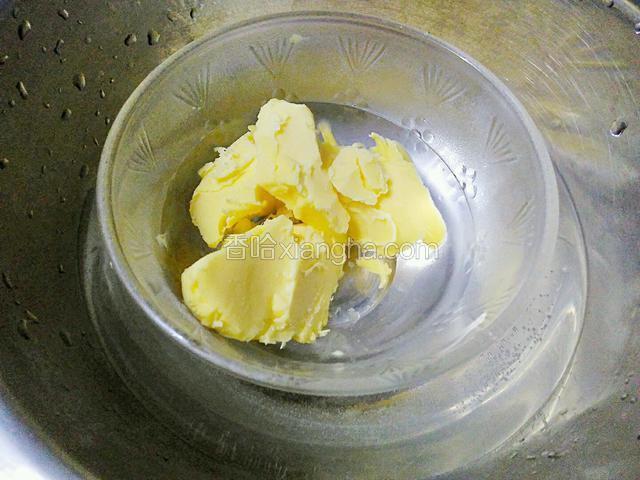 将黄油隔热水软化成液态。