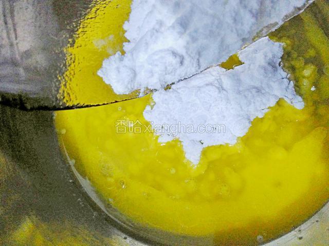 软化后的黄油加糖粉搅拌均匀。
