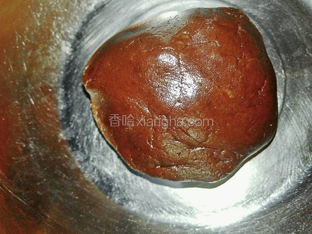 然后用手搓成一个光滑的面团。