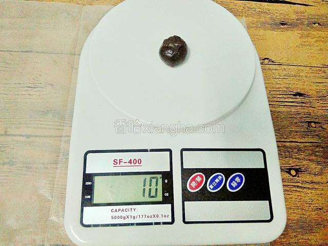 再搓成出一个个10g左右的的小圆球。