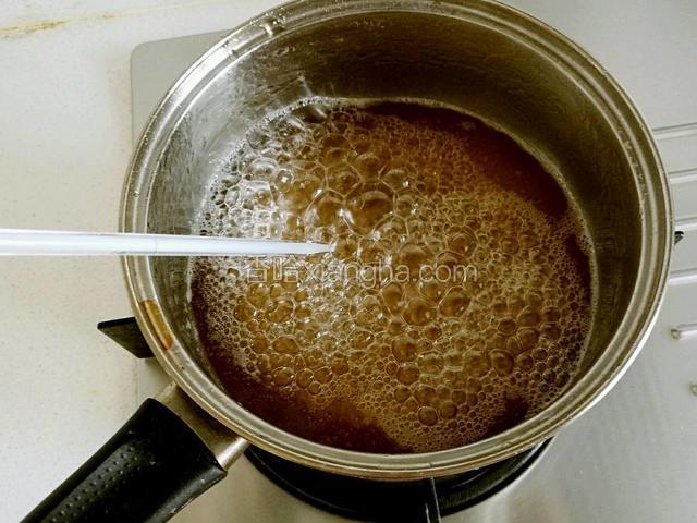 然后一直用小火慢慢熬煮，用温度计测一下达到115度左右，看到糖浆为琥珀色，浓稠度比蜂蜜稀一点就熬好了(从烧开后转小火，我大概熬了40一45分钟左右)。