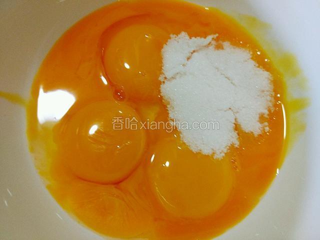 在蛋黄中加入绵白糖。