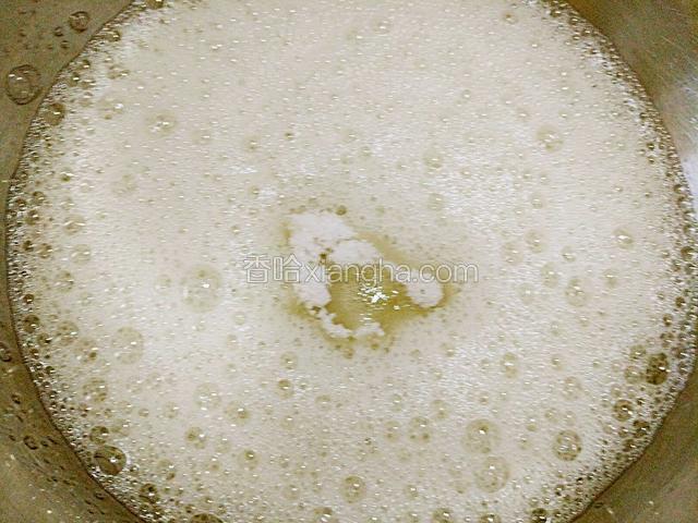 蛋清打至粗泡，加入1/3绵白糖