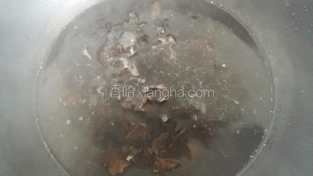 锅中加适量清水，将泡发的木耳在水中沸三分钟