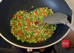 蒜台炒米饭的做法图解1