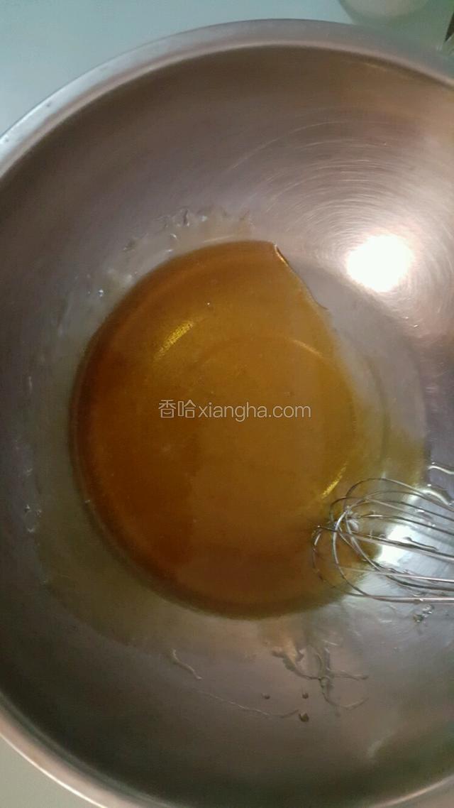 首先准备饼皮，把转化糖浆和枧水放进干净无水的盆中，用手动打蛋器搅拌均匀融合，倒入花生油和吉士粉（一种无害食品添加剂，给月饼上色的，可不用），继续搅拌均匀。