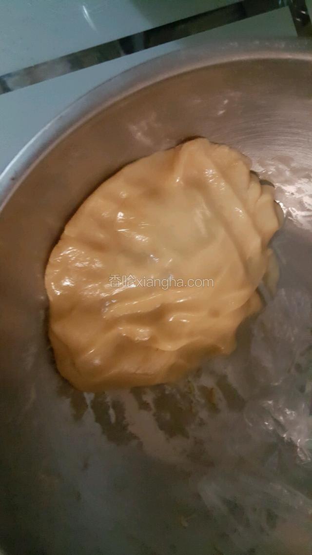 其次筛入面粉，用手或者刮板翻拌至无干面粉无颗粒即可。