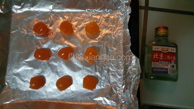 随后开始准备馅料，先把鸭蛋黄室温解冻摆放到烤盘上，刷上高度白酒或者泡进朗姆酒里去腥。