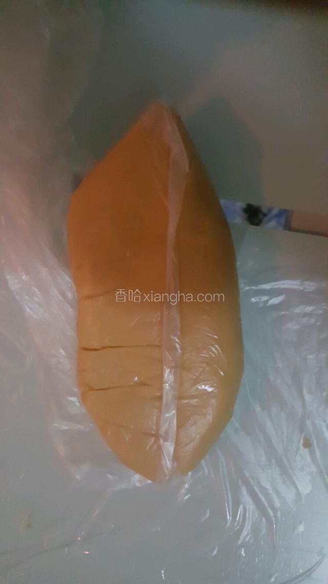 面团放进保鲜袋里常温松弛2小时。