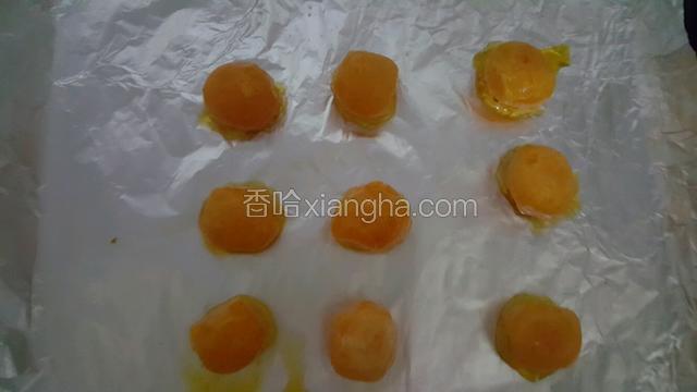 烤箱预热180度烤5分钟，烤好的蛋黄放在一边晾凉。