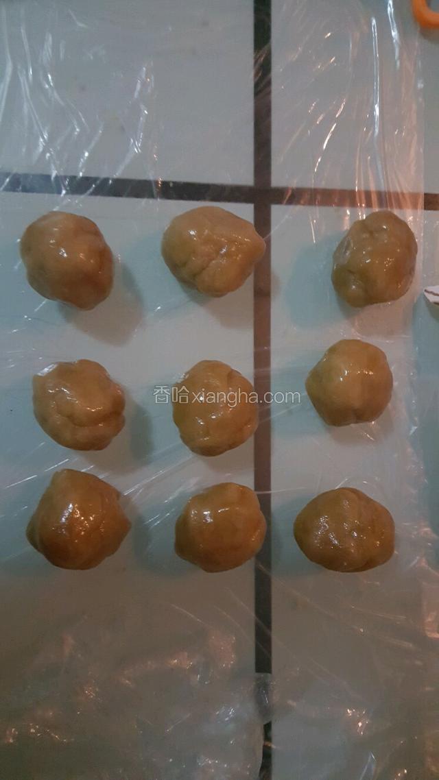 再开始分割白莲蓉馅，做100克月饼，按照皮馅3：7的比例，白莲蓉馅和鸭蛋黄加一起占70克，我买的蛋黄为12克一个，所以白莲蓉分成58克一个，共9个剂子，盖上保鲜膜防止水分蒸发。