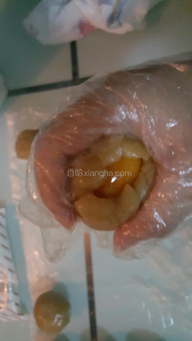 用虎口按住旋转着往上推皮至收口即可。