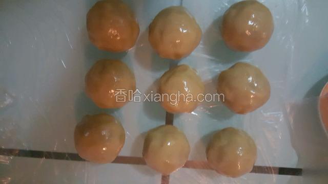 依次做好九个光滑的蛋黄莲蓉馅剂子，盖上保鲜膜。