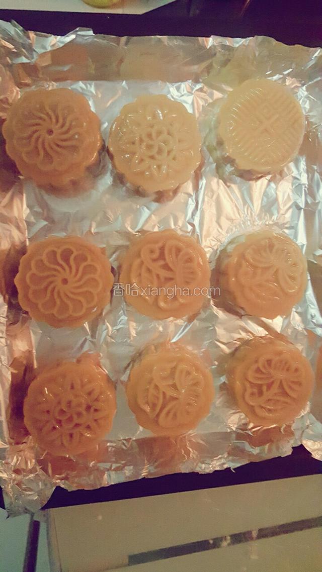 100克月饼模子里面刷层薄薄的油，然后把月饼剂子压出花纹，摆在铺好锡纸的烤盘上。