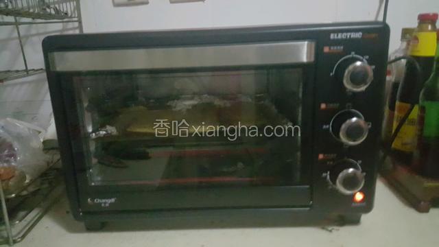 放进提前预热的烤箱200度烤5分钟定型。