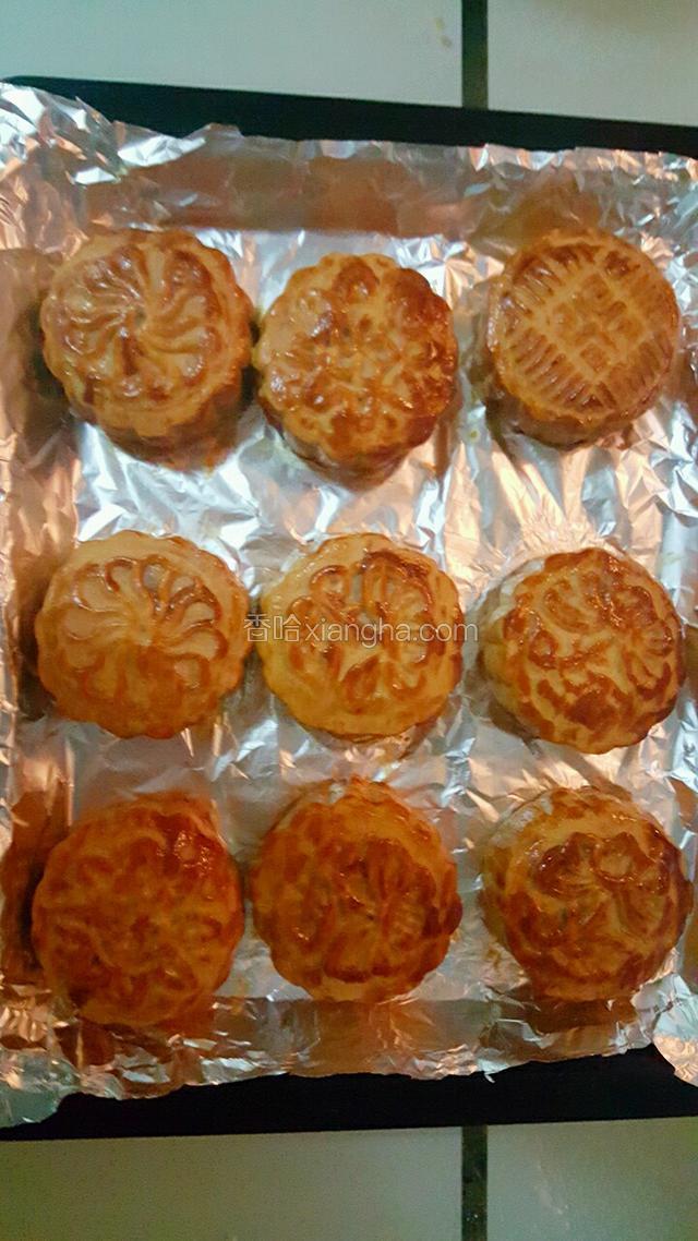 再次放进烤箱180度烤20分钟，烤到月饼上色就可以了。