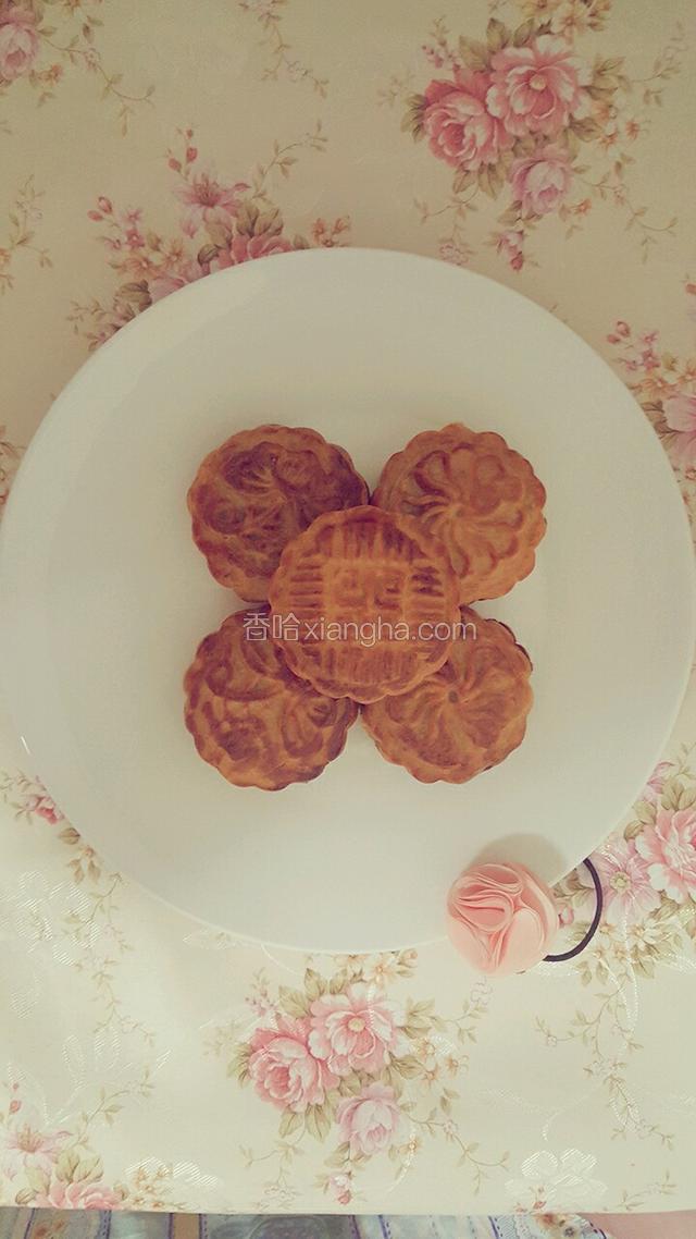 装盘给大家大家展示一下，放在盘中让月饼凉透。