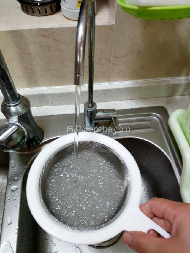 出于卫生考虑，自来水冲洗后，可用纯净水或凉白开再冲洗一遍西米露。家里安装了史密斯的净水器，所以就直接在净水器的出水龙头下，再冲洗一遍了。