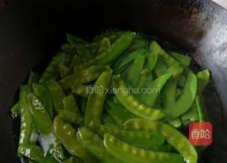 腊肠炒荷兰豆的做法图解2