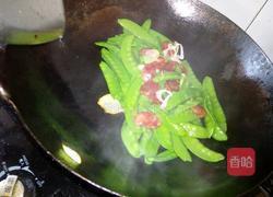 腊肠炒荷兰豆的做法图解3