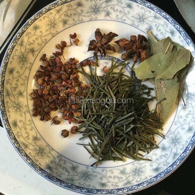 准备辅料：花椒大料，茶叶香叶。