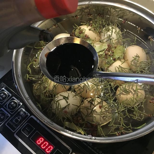 将辅料放入水中，加一大勺老抽。