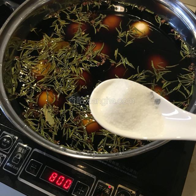 一茶勺盐放入锅中，搅拌均匀。盖锅盖开火，沸腾后三到五分钟，揭开锅盖。