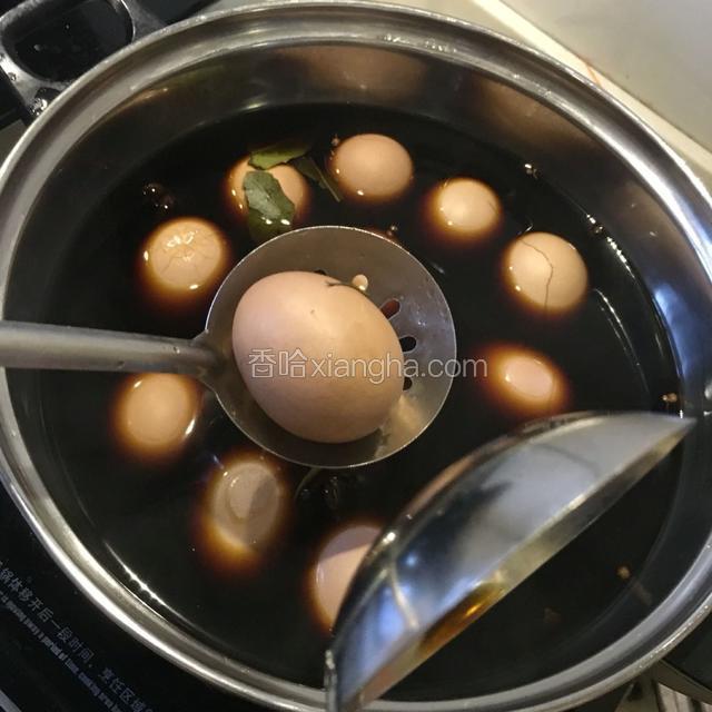 将每颗鸡蛋壳轻轻敲出裂缝，以致入味。继续小火煮20分钟左右，关火。
