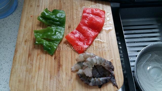 大明虾去壳去虾线，青红椒洗净。