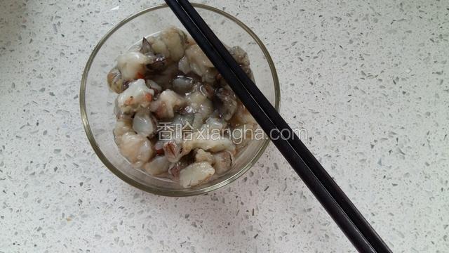 虾切丁加料酒，盐、淀粉拌匀，渍几分钟？