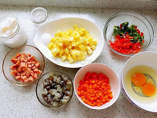凤梨、胡萝卜、青红椒、火腿都切成丁。
