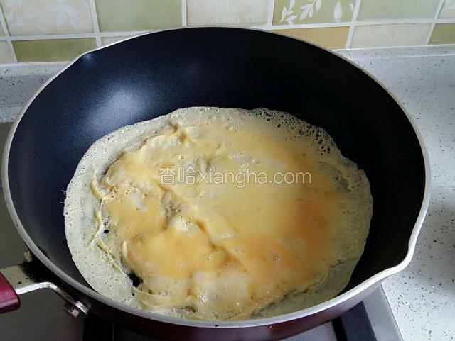 油锅先将鸡蛋炒成蛋皮弄碎。